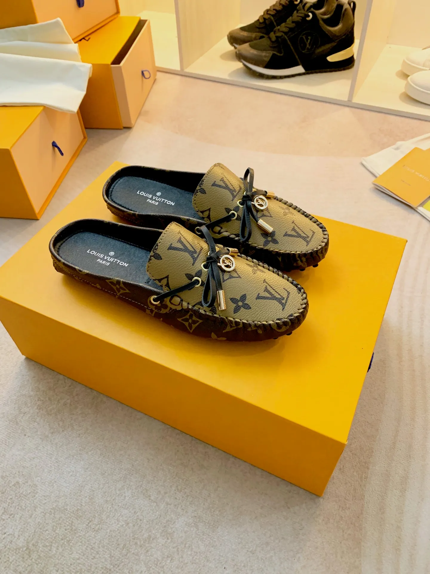 p460💰Couple model❤️🇫🇷 𝙇𝙤𝙪𝙞𝙨 𝙑𝙪𝙞𝙩𝙩𝙤𝙣 🇫🇷Louis Vuitton 2023 Classic𝓛𝓿 𝓣𝓻𝓪𝓲𝓷𝓮𝓻 Sports Series ➪➪➪¯ [Arizona Doudou Shoes Series] ▪️▪️▪️Arizona slip-on shoes are made of Monogram Eclipse canvas. Its hand-painted and dyed edges and hand-sewn uppers fully demonstrate Louis Vuitton's traditional shoemaking craftsmanship. This slip-on shoe is very lightweight. The integrated tongue and upper make it particularly comfortable and flexible. The soft outsole is equipped with rubber padding. Decorated with matching sash. Detailed features: ☑️Monogram Eclipse canvas ☑️Black Eclipse pattern ☑️Hand-painted shoe edges ☑️Hand-sewn uppers (each pair takes time to process) ☑️Integrated tongue and upper construction ☑️Outsole equipped with rubber lining ☑️size: 35_46